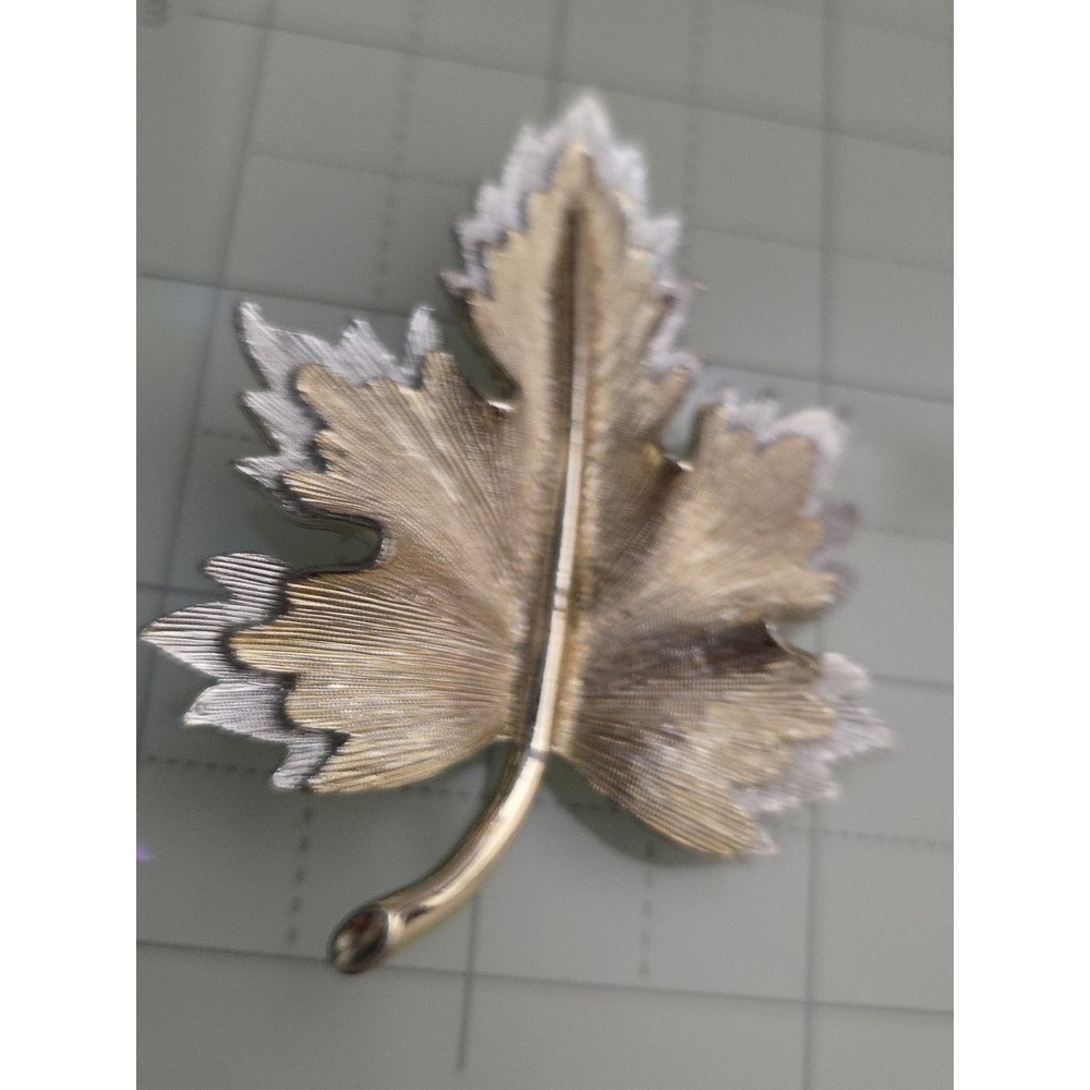 Vintage Signed Sarah Coventry Brushed Gold & Silver Tone Maple Leaf Brooch - Picture 3 of 6